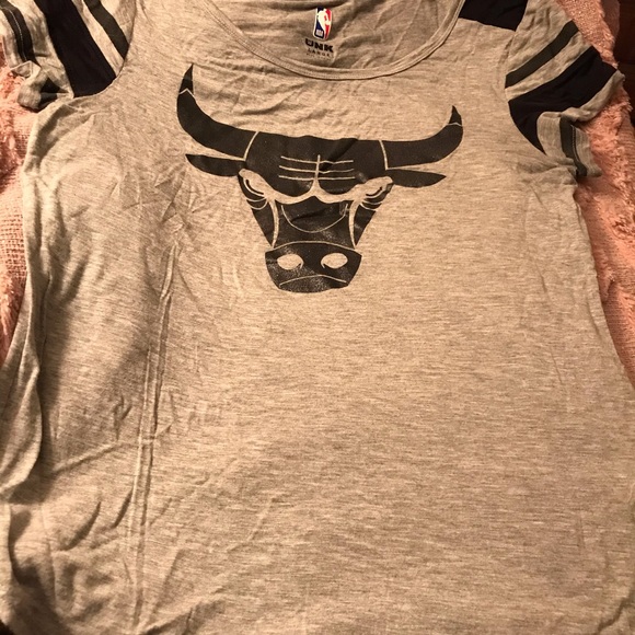 Chicago bulls woman’s short sleeve shirt - Picture 3 of 4